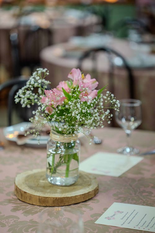 Kostnadsfri bild av blommor, bord, bricka