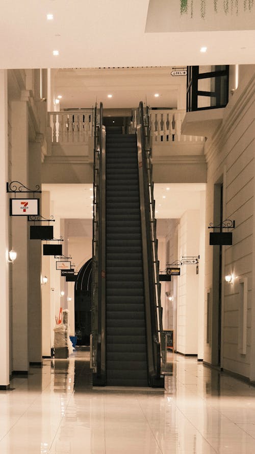 Foto stok gratis bagian dalam, bangunan, eskalator