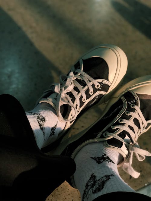 ayakkabı, beyaz ve siyah, çoraplar içeren Ücretsiz stok fotoğraf