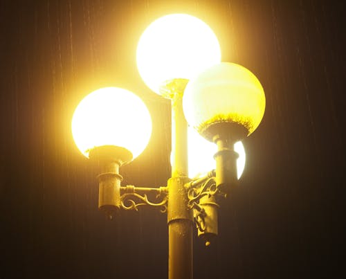 Darmowe zdjęcie z galerii z deszcz, jasny, lampa