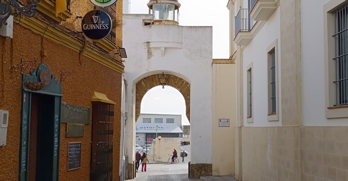 Postigo Gate Postigo del Aceite Gate in Seville · Free Stock Photo
