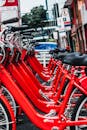 在巴西圣保罗塞市繁华的街道上，停着一排鲜红色的自行车