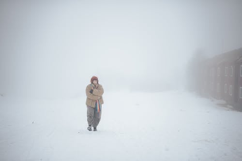 Darmowe zdjęcie z galerii z burza śnieżna, chodzenie, ciepłe ubranie