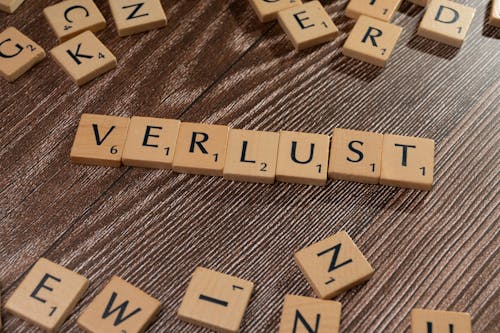 The word verlust is spelled out in scrabble tiles