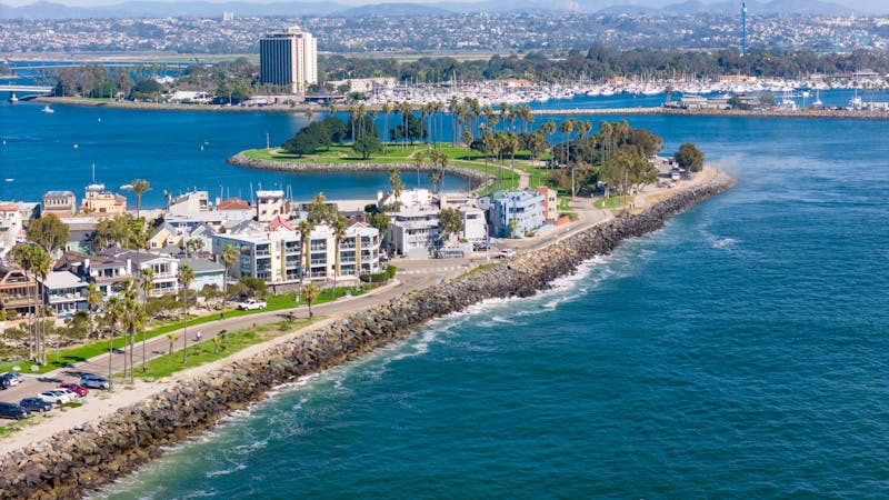 Magnifique vue aérienne de la côte de San Diego avec paysage urbain et océan