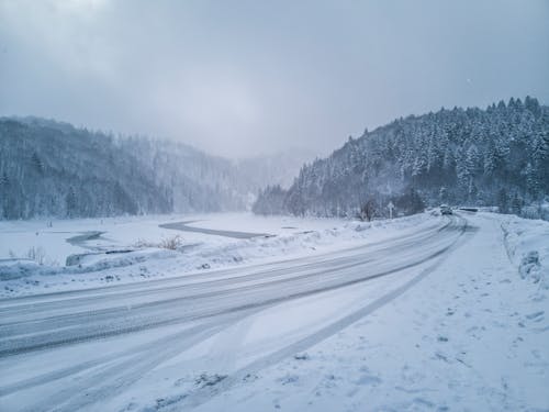 Foto profissional grátis de inverno, lago congelado, montanhas cobertas de neve