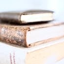 一堆封面破旧的旧书，散发着复古魅力，诉说着文学历史