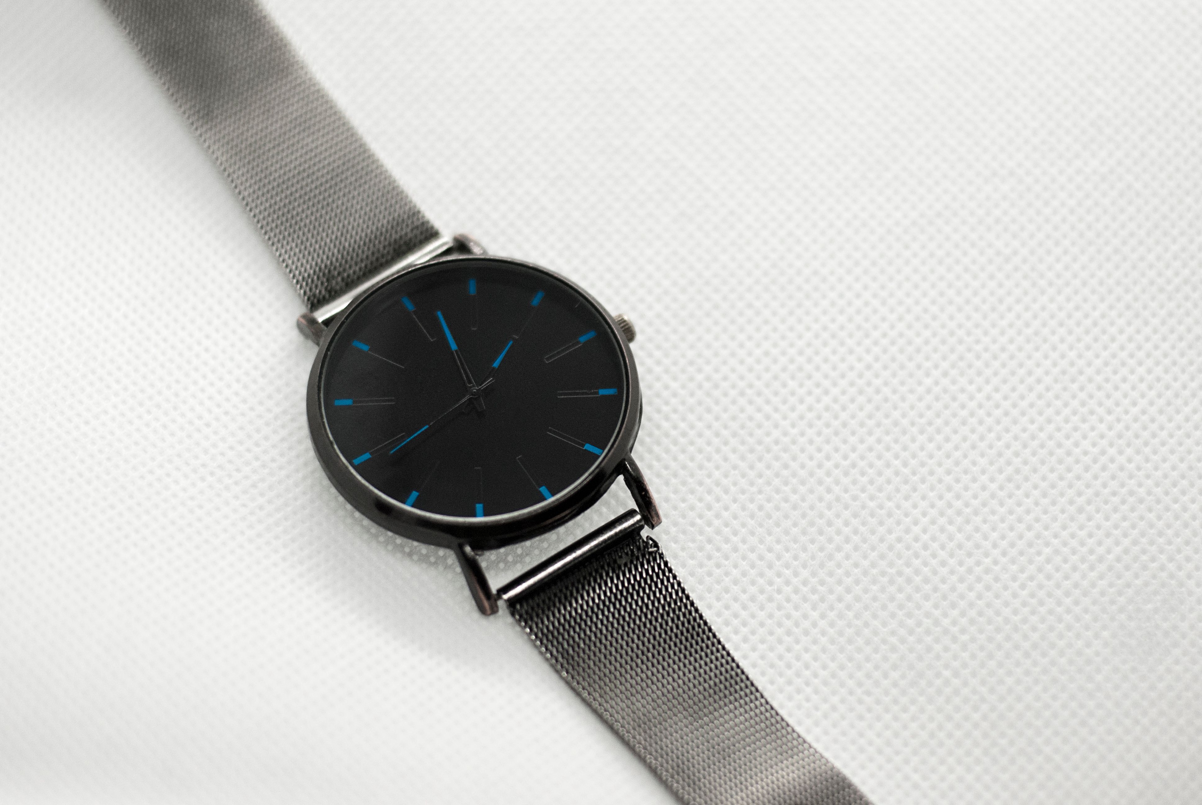 Ceas automatic cu cadran negru