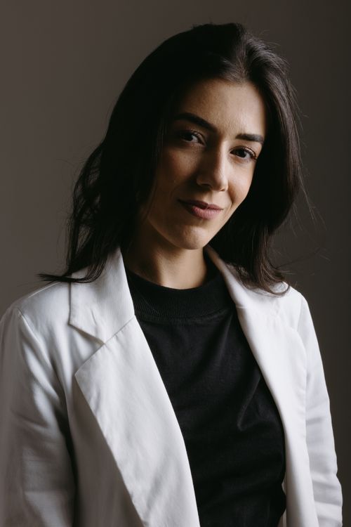 Free Sophisticated portrait of a woman in a white suit exuding confidence and elegance. Stock Photo