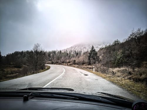 Foto profissional grátis de dirigindo, montanhas, placas de sinalização