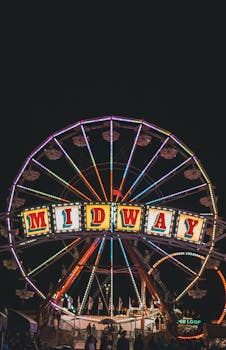 夜晚，游乐场里充满活力的摩天轮被点亮，捕捉到了乐趣与娱乐的本质