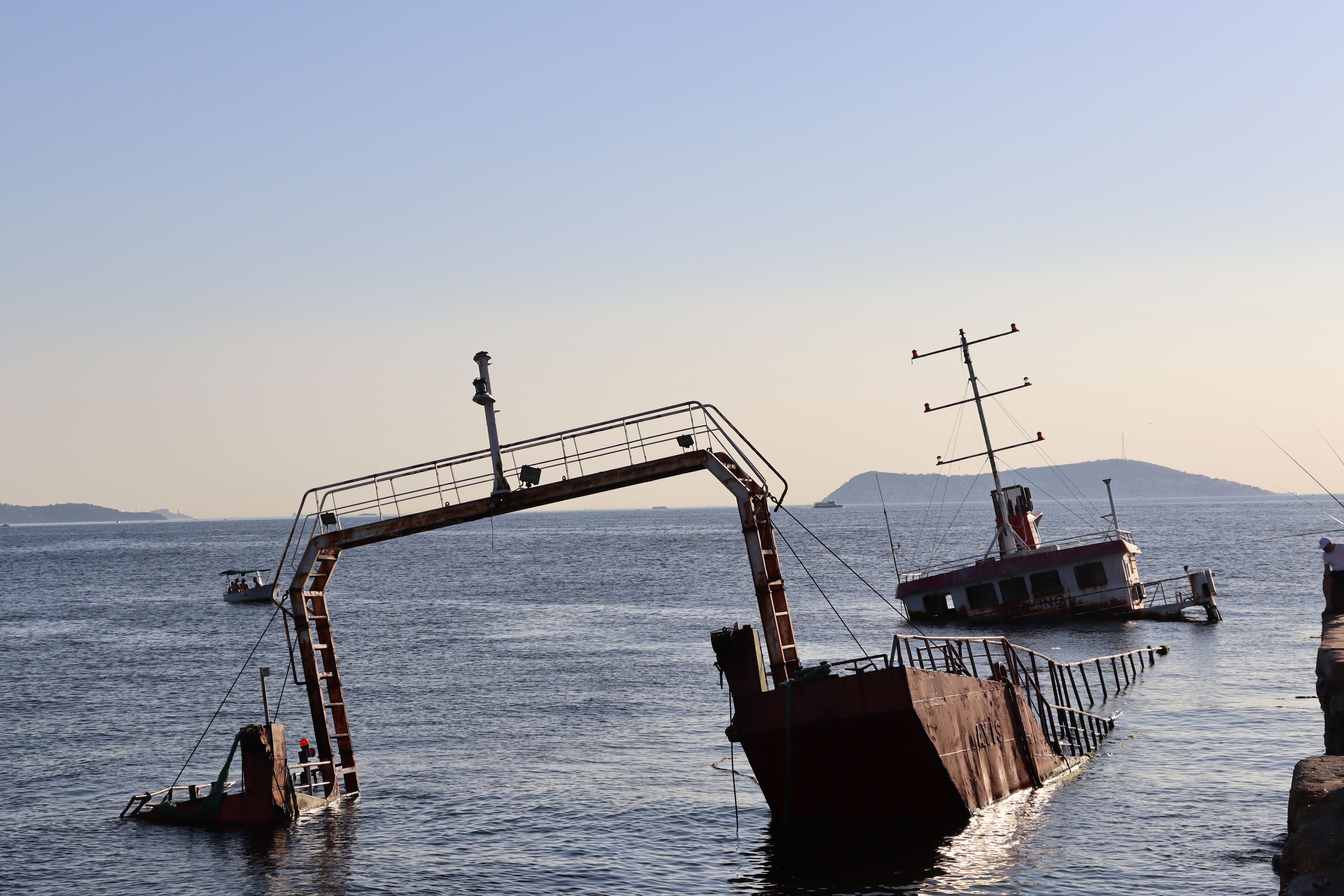 Naufrágio no PR: Barco afunda e deixa 1 morto e 7 feridos