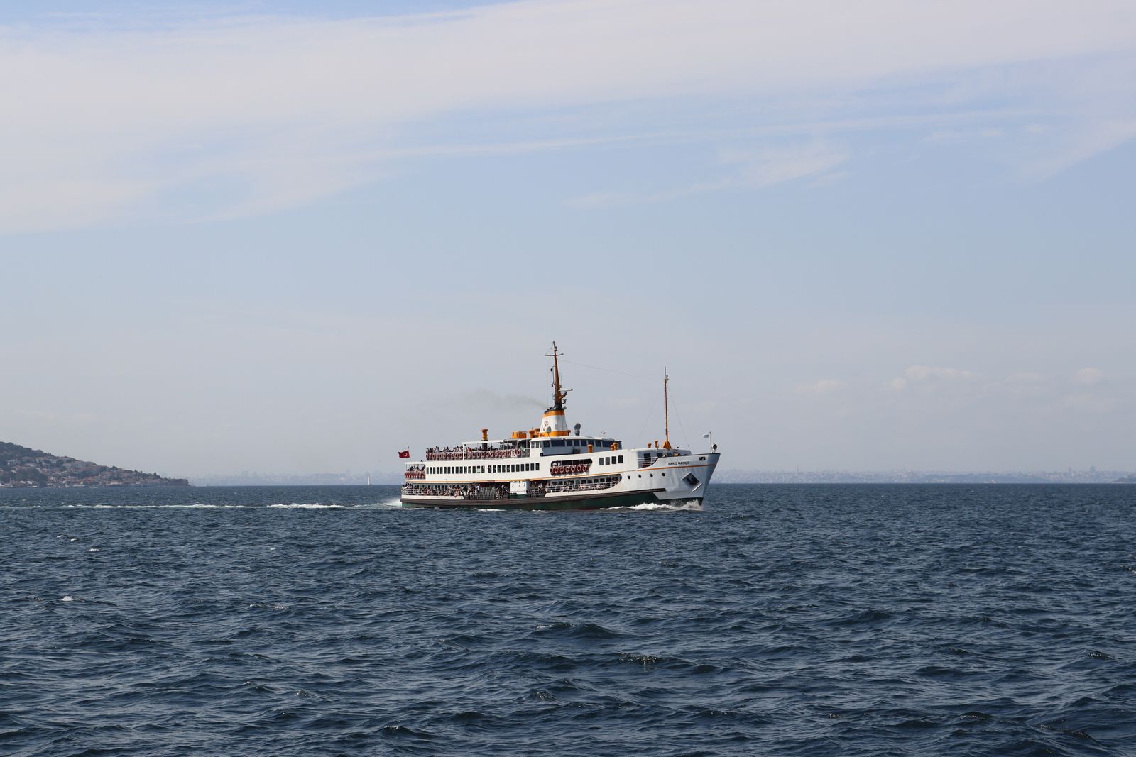 Navire de passagers en mer, illustration du voyage à l’étranger
