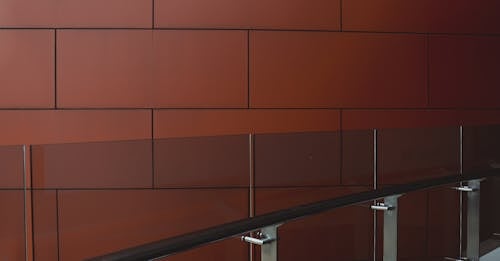 無料 茶色のセラミック壁タイルのステンレス鋼パイプ 写真素材