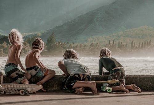 Kostenlos Vier Kinder, Die Meer Betrachten Stock-Foto