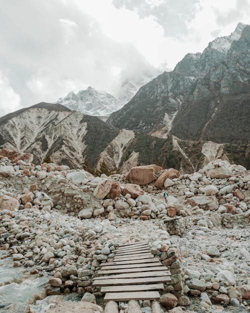 多雲的天空下山的風景照片