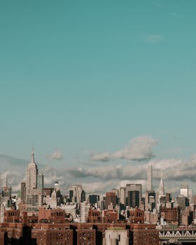 纽约市白天的天际线景色迷人，其中包含标志性的摩天大楼