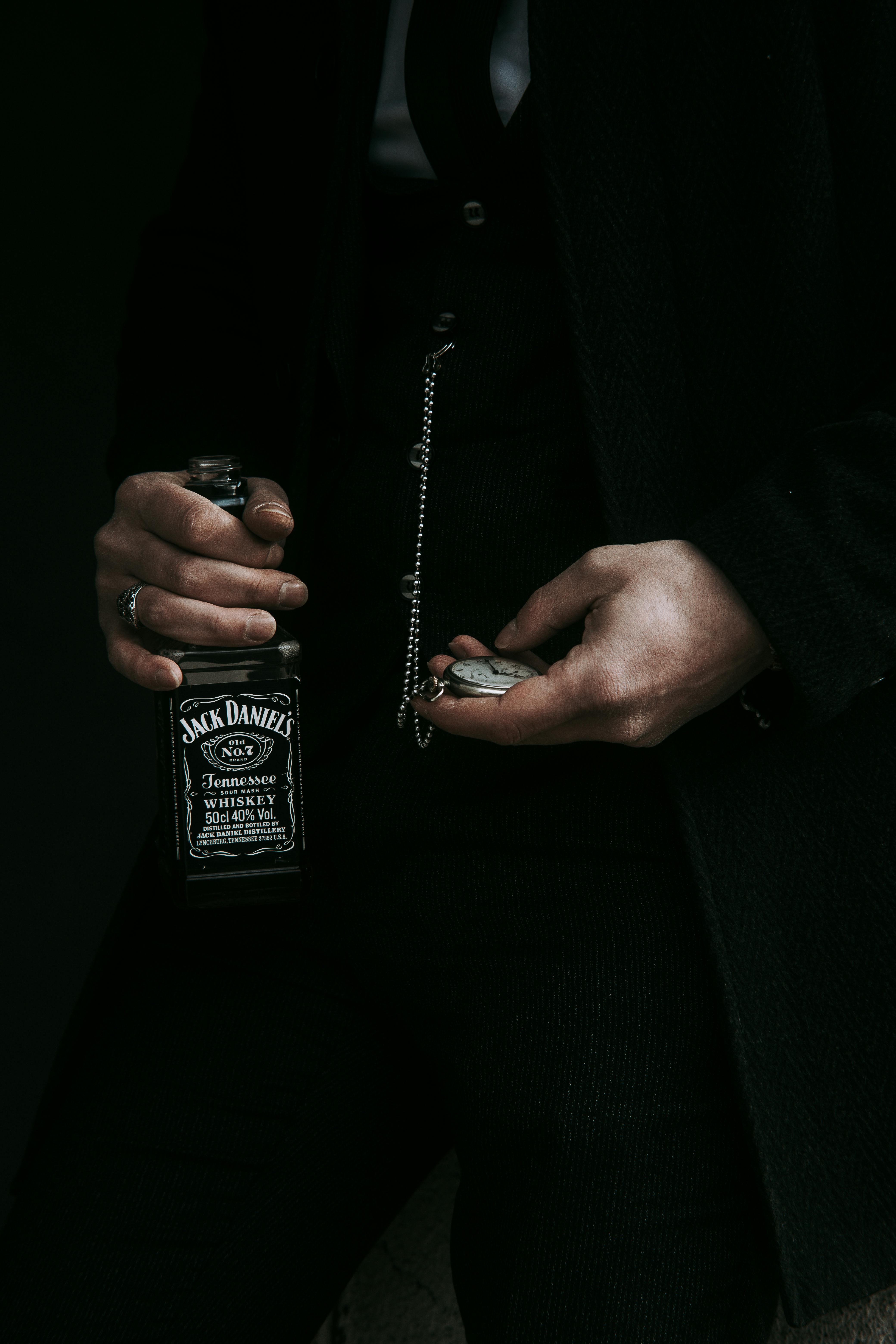 bezplatná Základová fotografie zdarma na téma alkohol, analogové hodiny, bourbon Základová fotografie