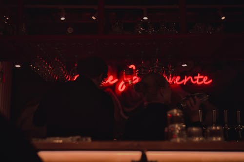 Immagine gratuita di ambiente intimo del bar, atmosfera da bar elegante, atmosfera da cocktail accogliente