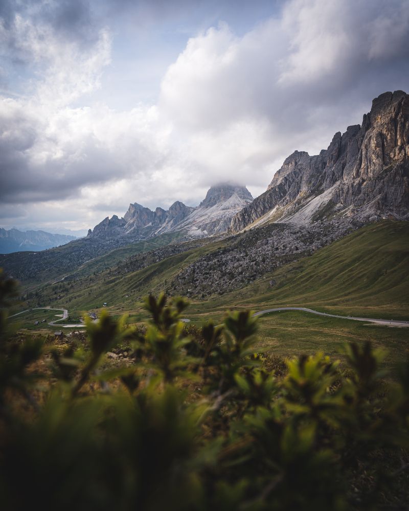 Drumul pasului Giau printre pajiști alpine