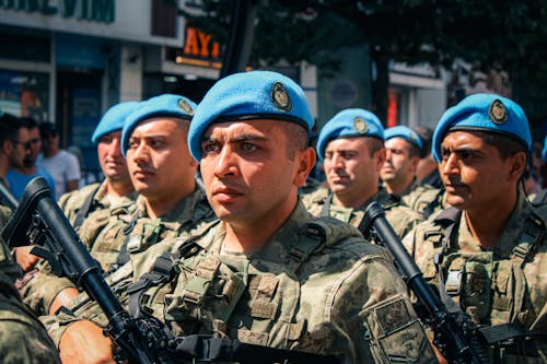 Kostenloses Stock Foto zu armee, baskenmützen, bewaffnung