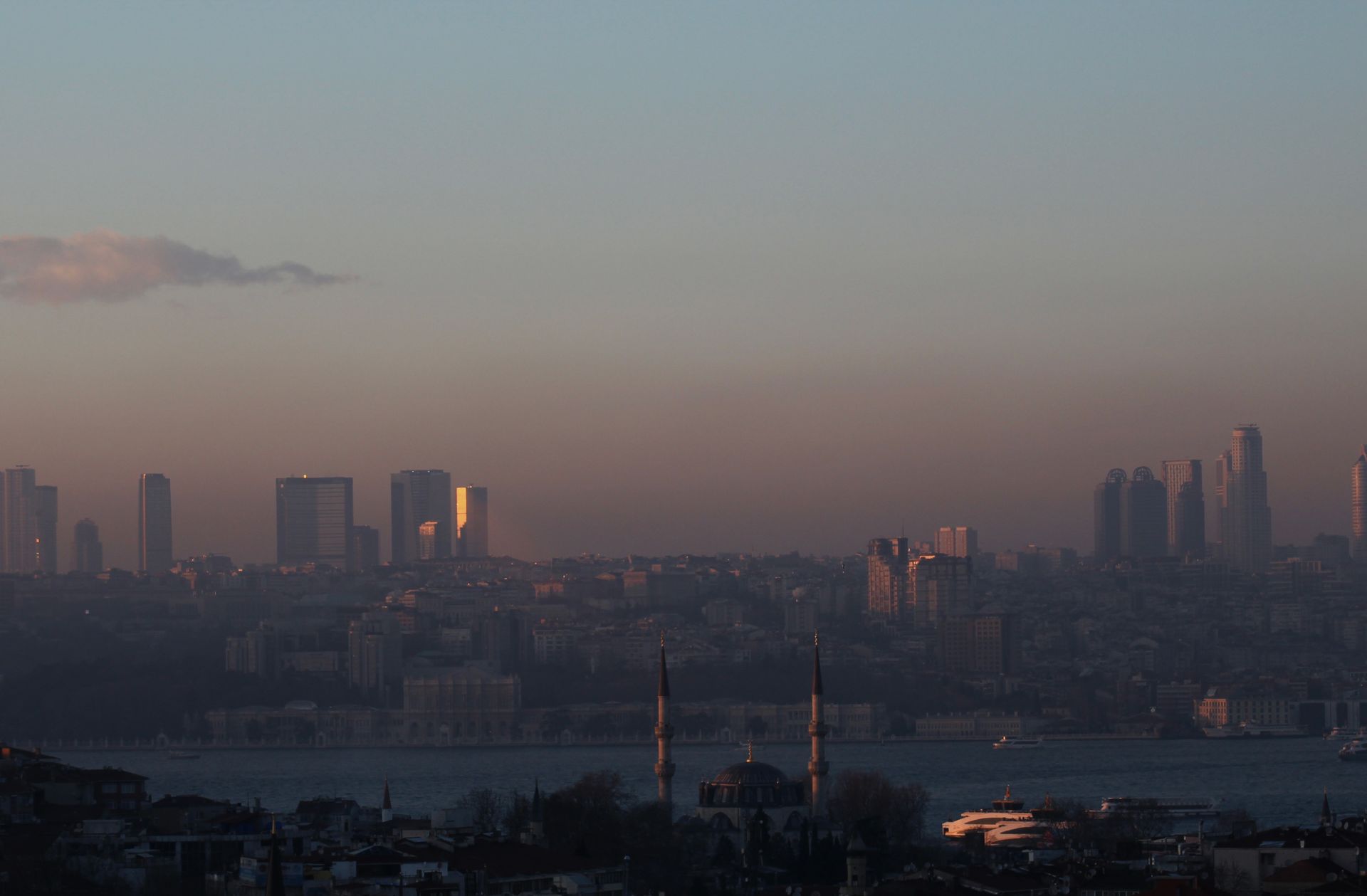 El paisaje urbano de Estambul al atardecer