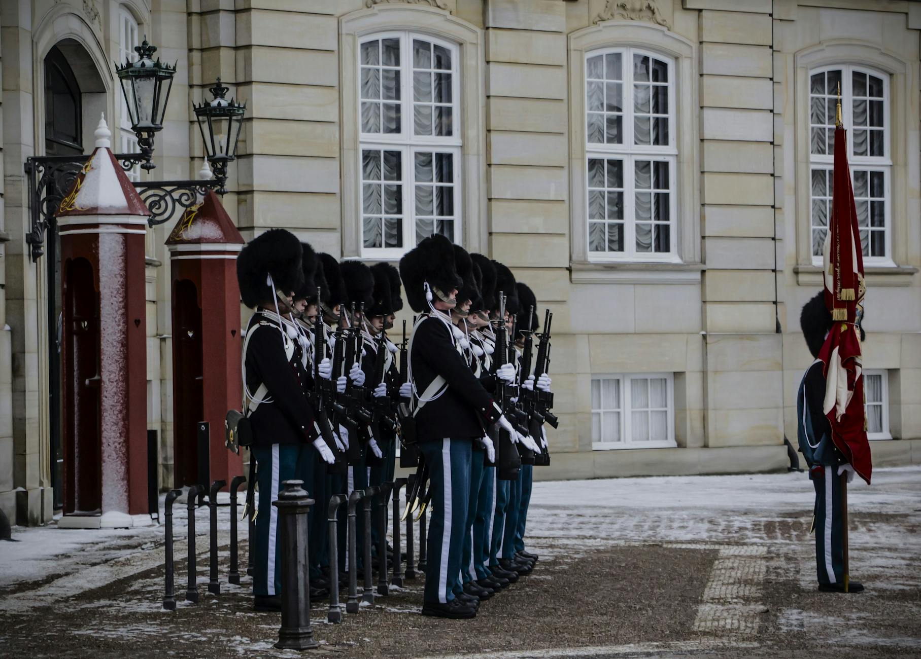 https://www.pexels.com/photo/royal-guards-at-amalienborg-palace-20028527/