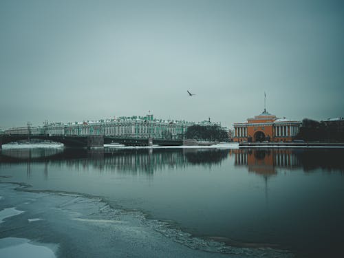 Безкоштовне стокове фото на тему «будівля адміралтейства, відображення, зимовий палац»