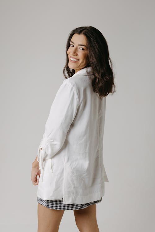 Fotos de stock gratuitas de bonita, chaqueta blanca, contemporáneo