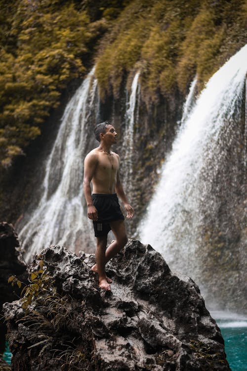 Foto profissional grátis de aventura, cachoeiras, de pé