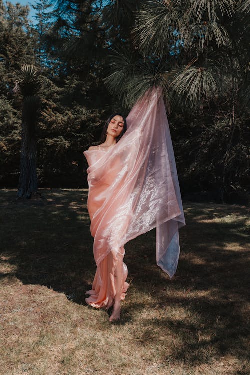 ピンクのドレス, ブルネット, 垂直ショットの無料の写真素材