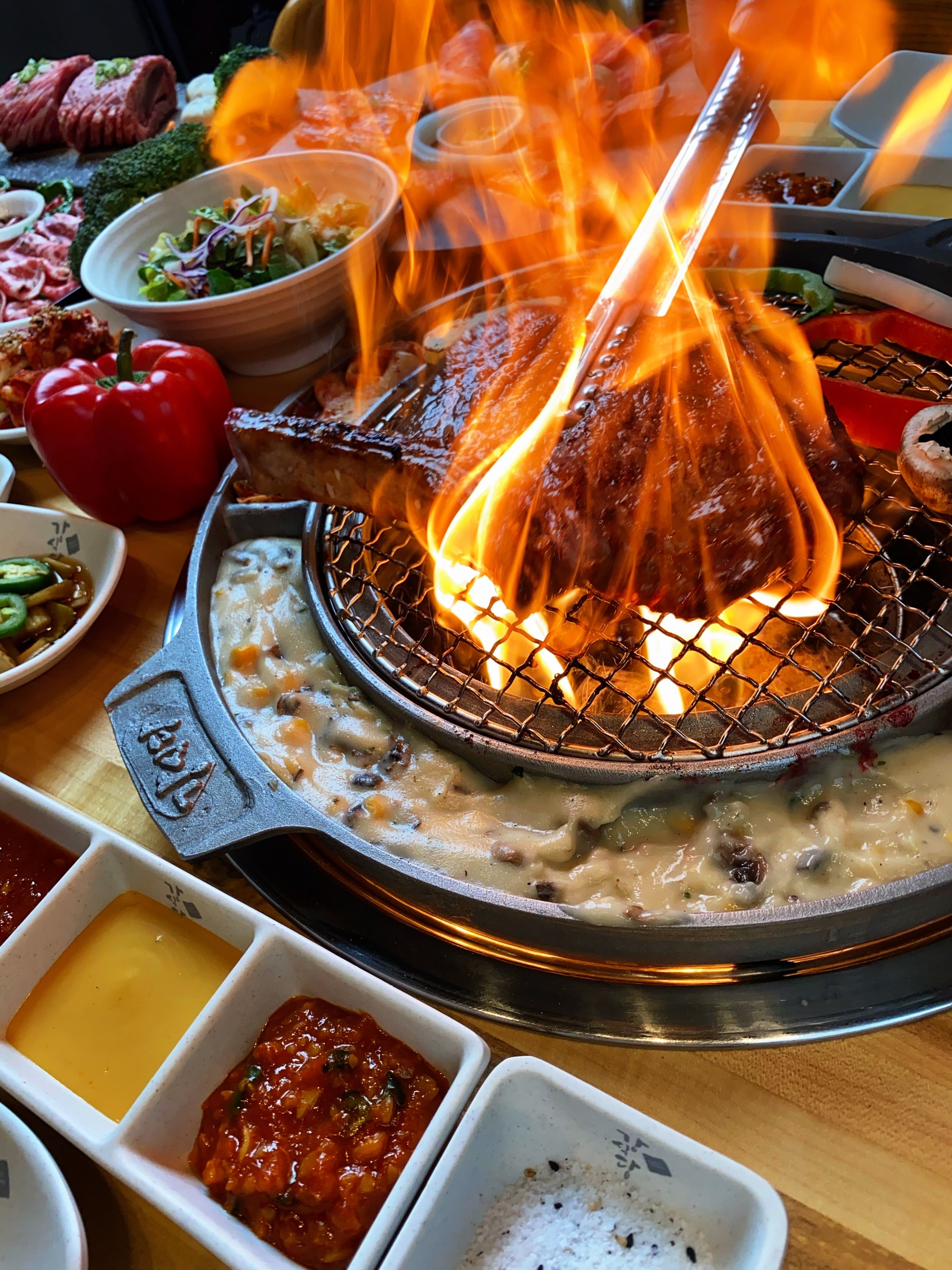 Corte de carne sellándose a fuego fuerte y directo