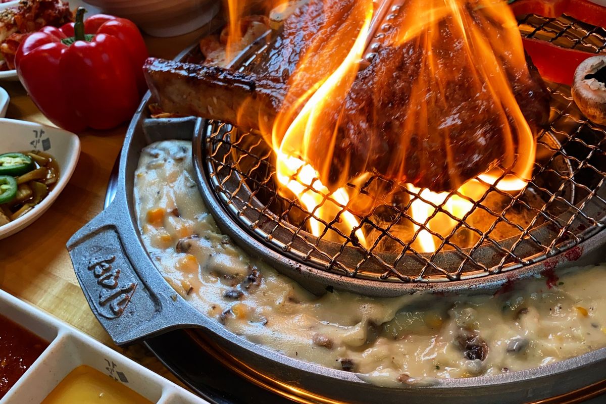 Corte de carne sellándose a fuego fuerte y directo