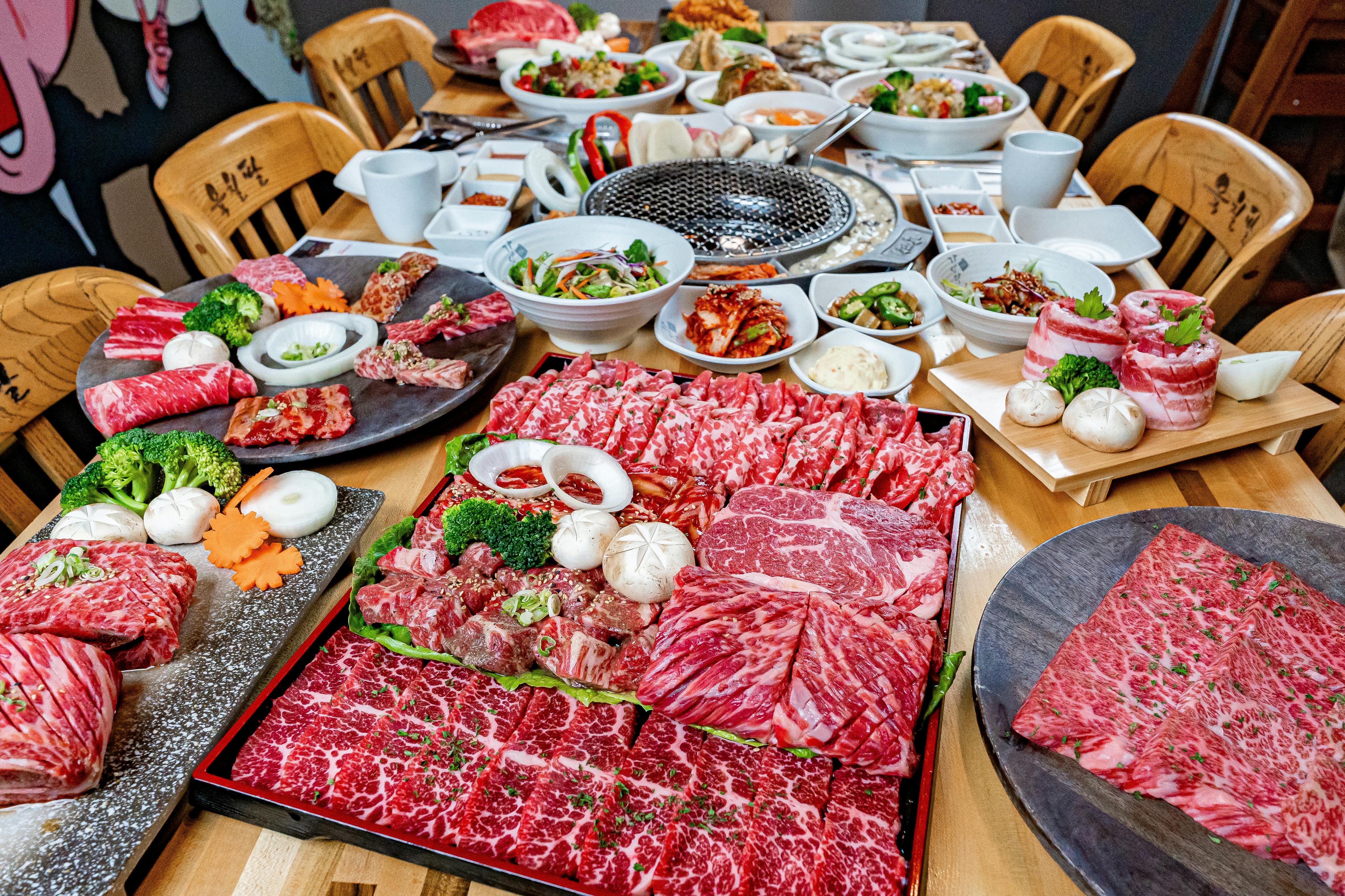한국식 고기구이와 반찬이 가득 차려진 노포 맛집 테이블 풍경