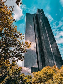 在南非比勒陀利亚，当代摩天大楼映衬着充满活力的天空