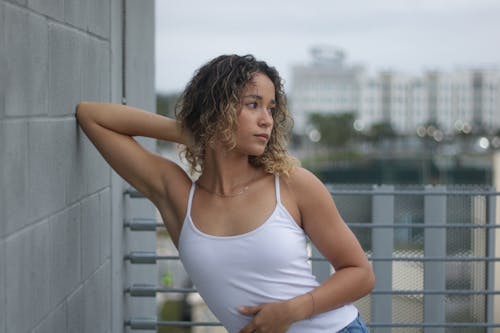 Fotos de stock gratuitas de apoyado, arreglando el cabello, de pie