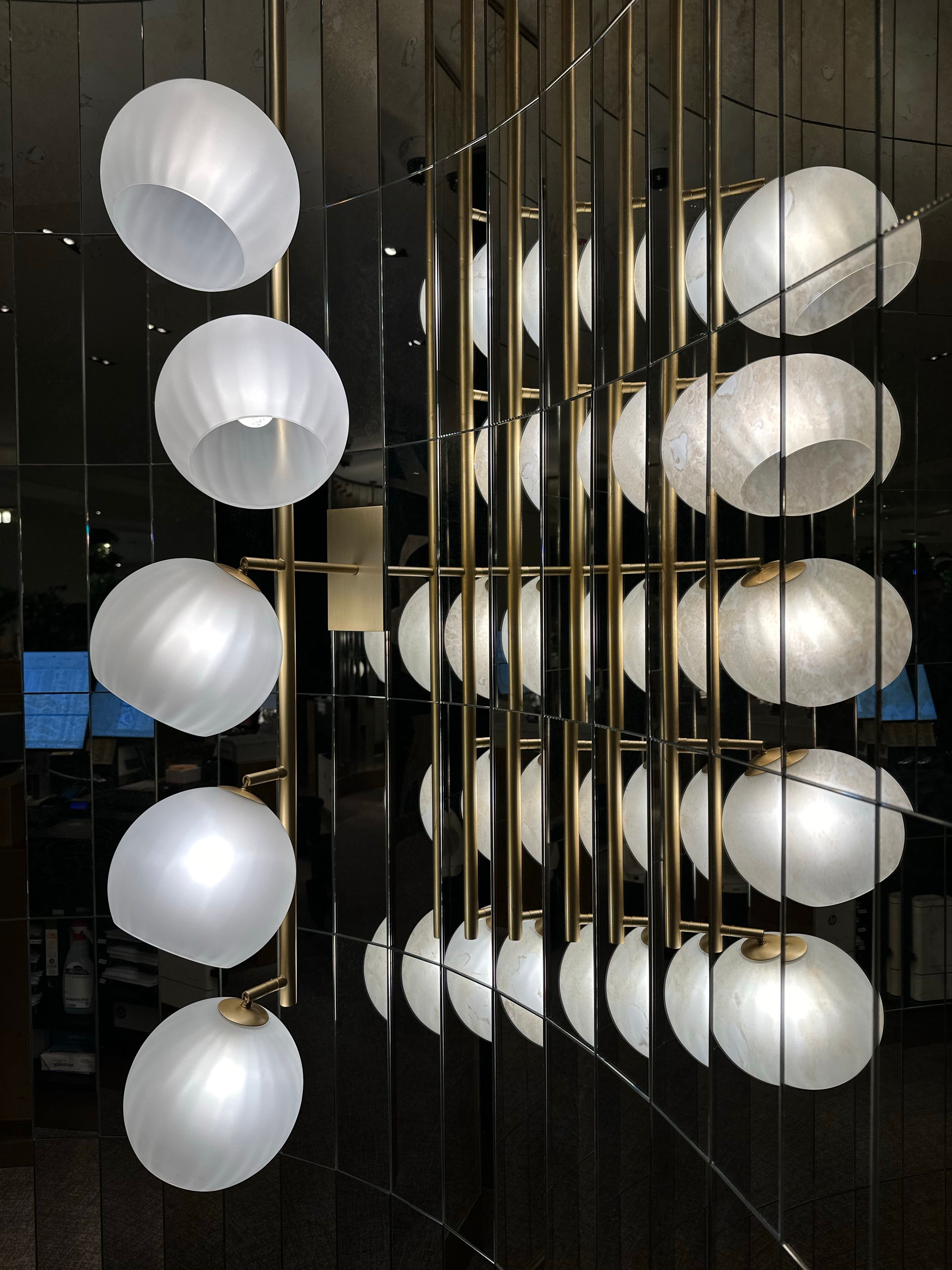 Free A stylish composition of white lamps with reflections on a glossy surface, creating a modern visual impact. Stock Photo