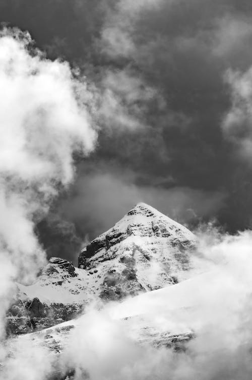 Fotobanka s bezplatnými fotkami na tému čierny a biely, hora, mraky
