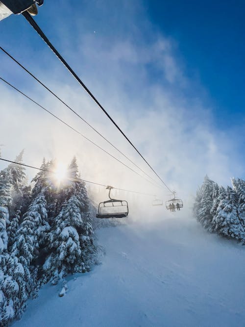 Kostenloses Stock Foto zu schnee, skilift, sonnenlicht