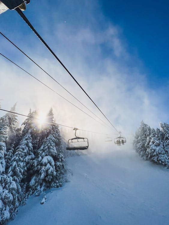 Foto profissional grátis de elevador de esqui, inverno, luz do sol