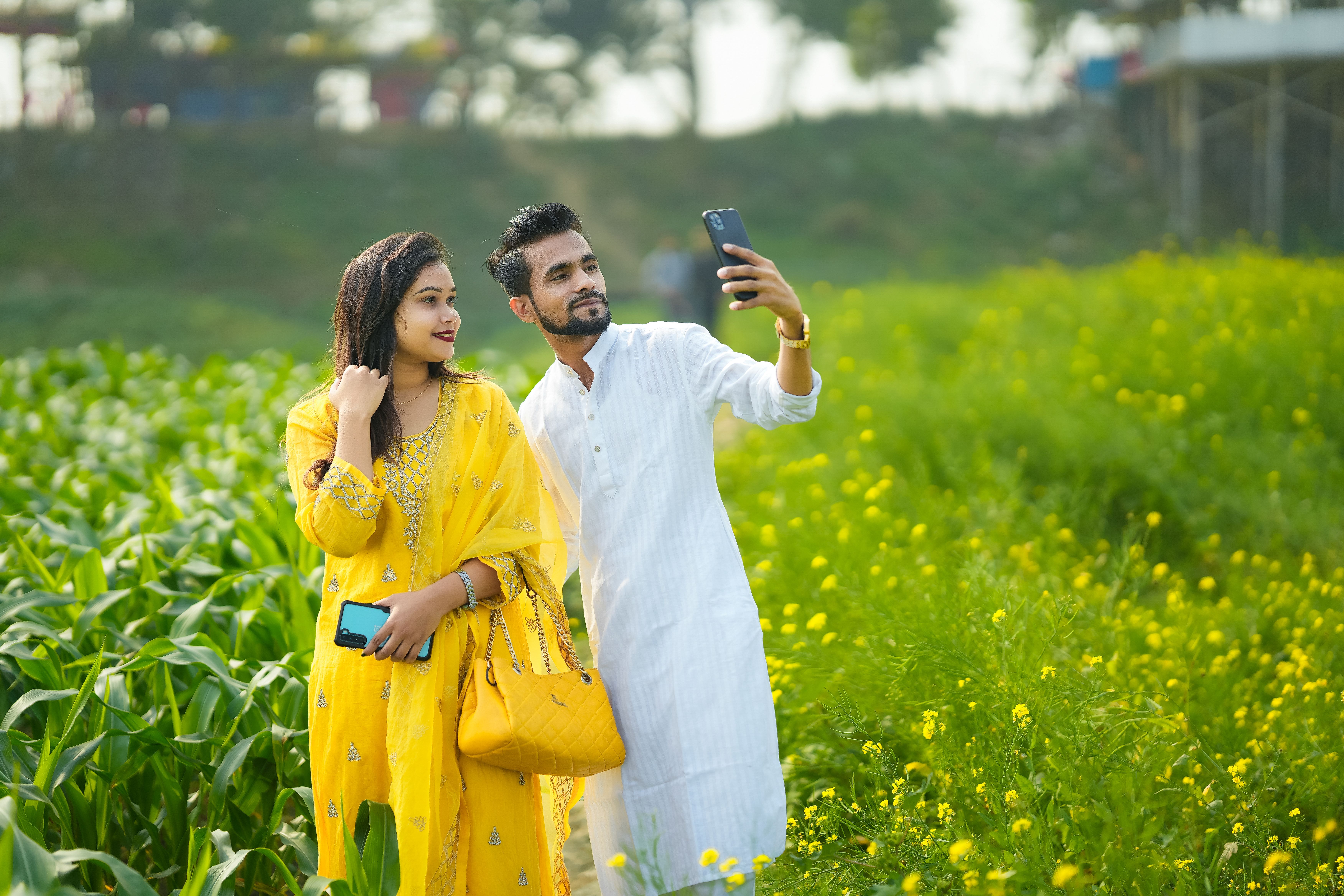 একটি স্মার্টফোনে তিন পাত্তি অ্যাপের বেটিং স্ক্রিন, পাশে ক্যালকুলেটর ও সীমিত চিপ