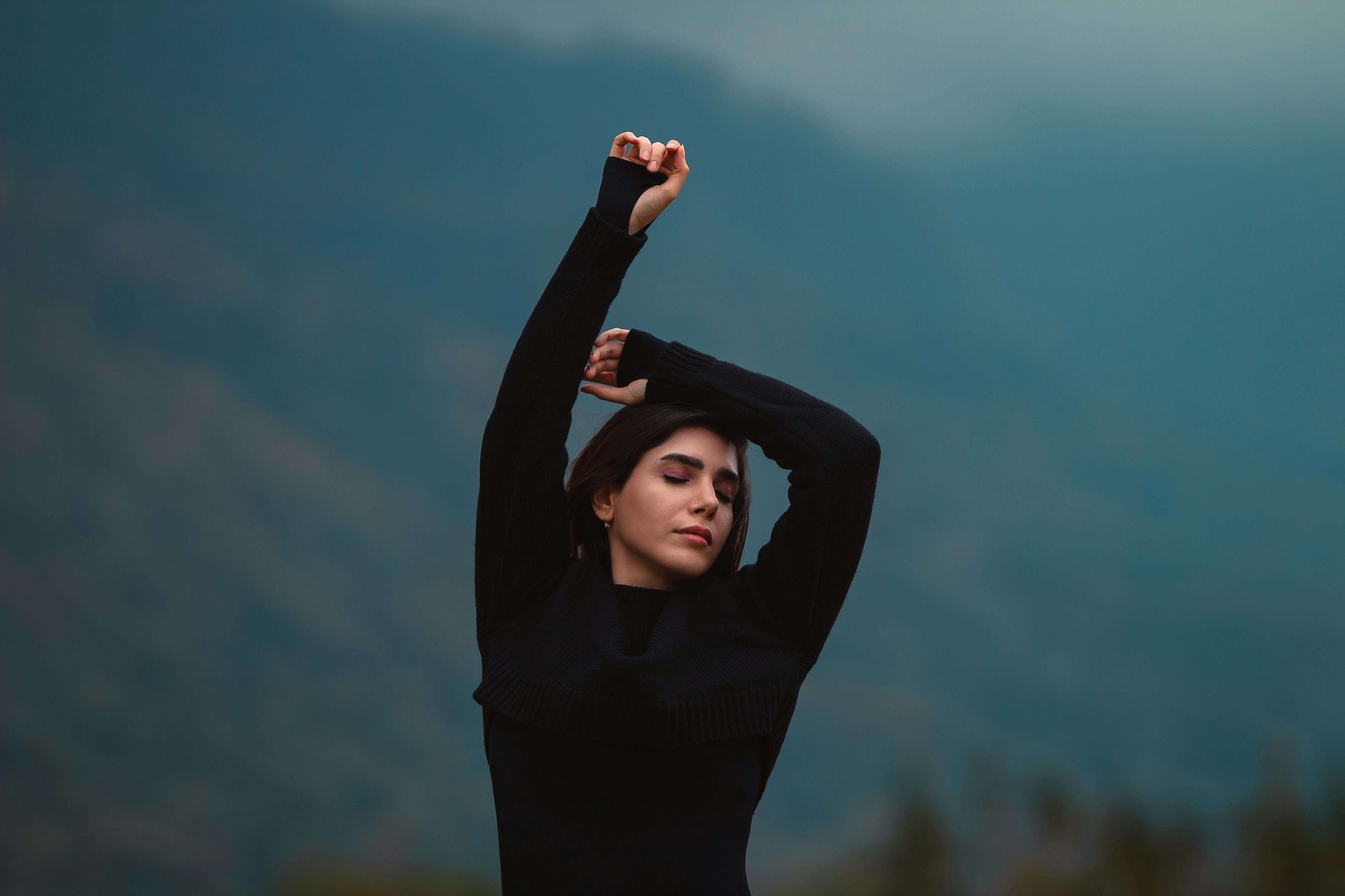 Mulher em momento contemplativo ao ar livre, representando a tolerância ao tédio e a presença