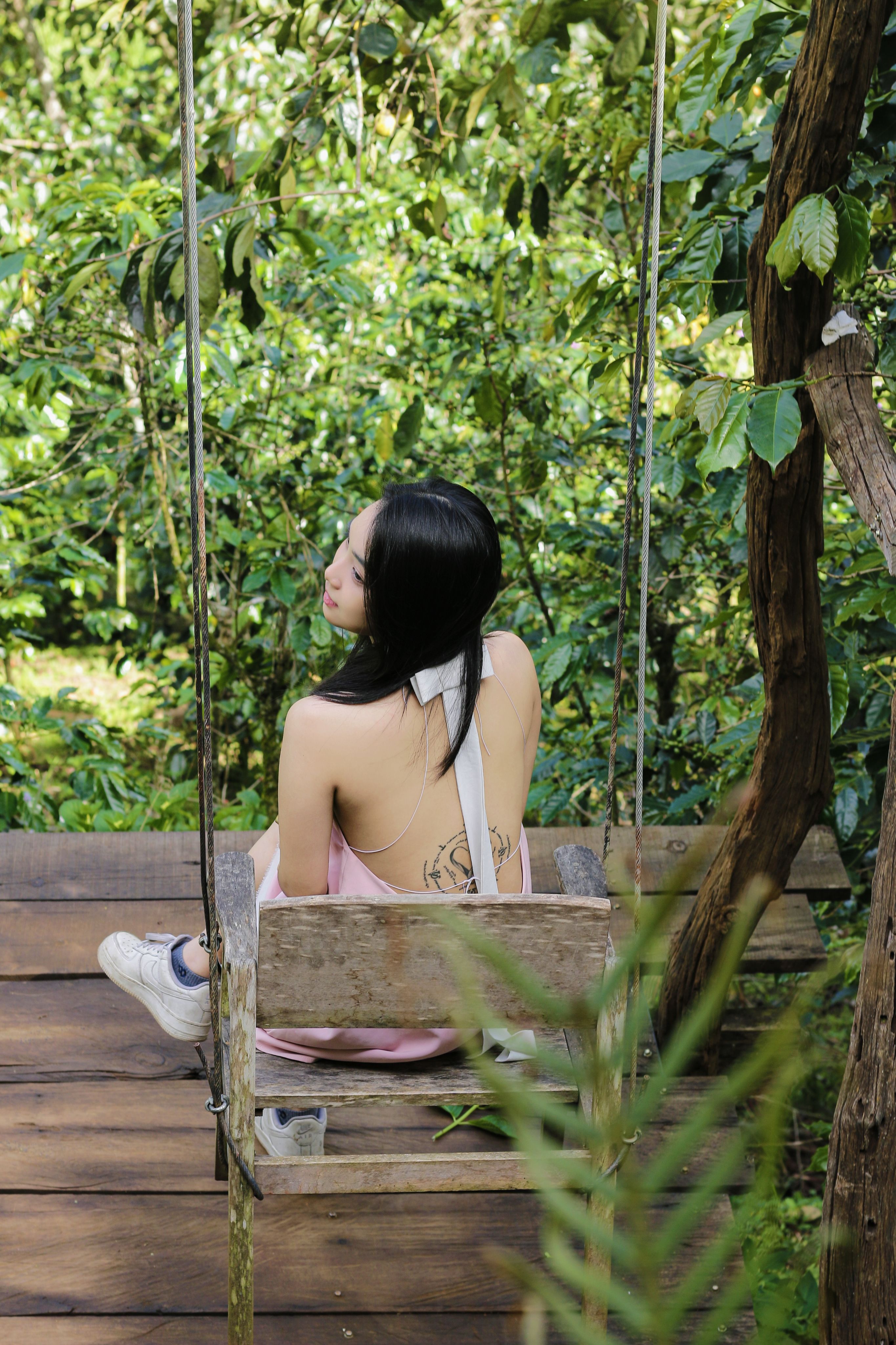 Mujer Con Cabello Largo Sentada En Una Silla En El Jardín · Foto de ...