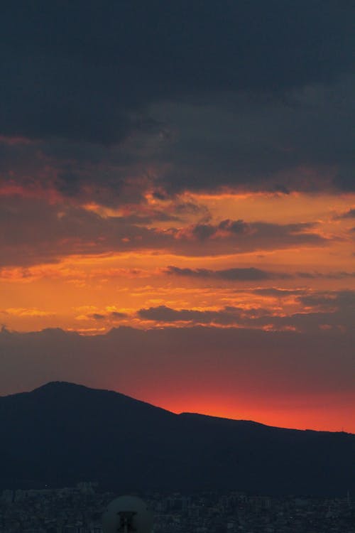 Kostenloses Stock Foto zu gelben himmel, hügel, landschaft