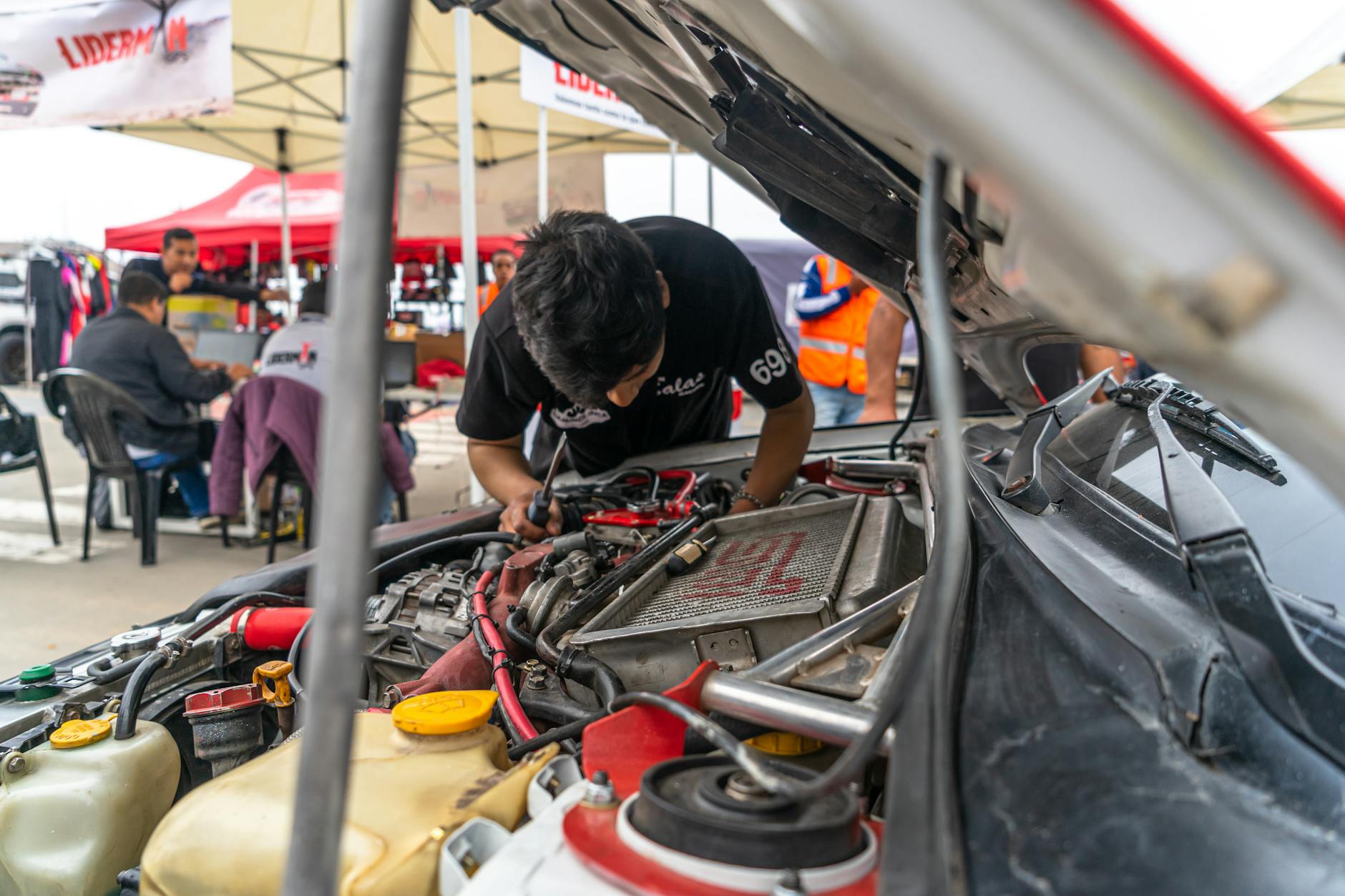 https://www.pexels.com/photo/mechanic-working-on-car-20041497/