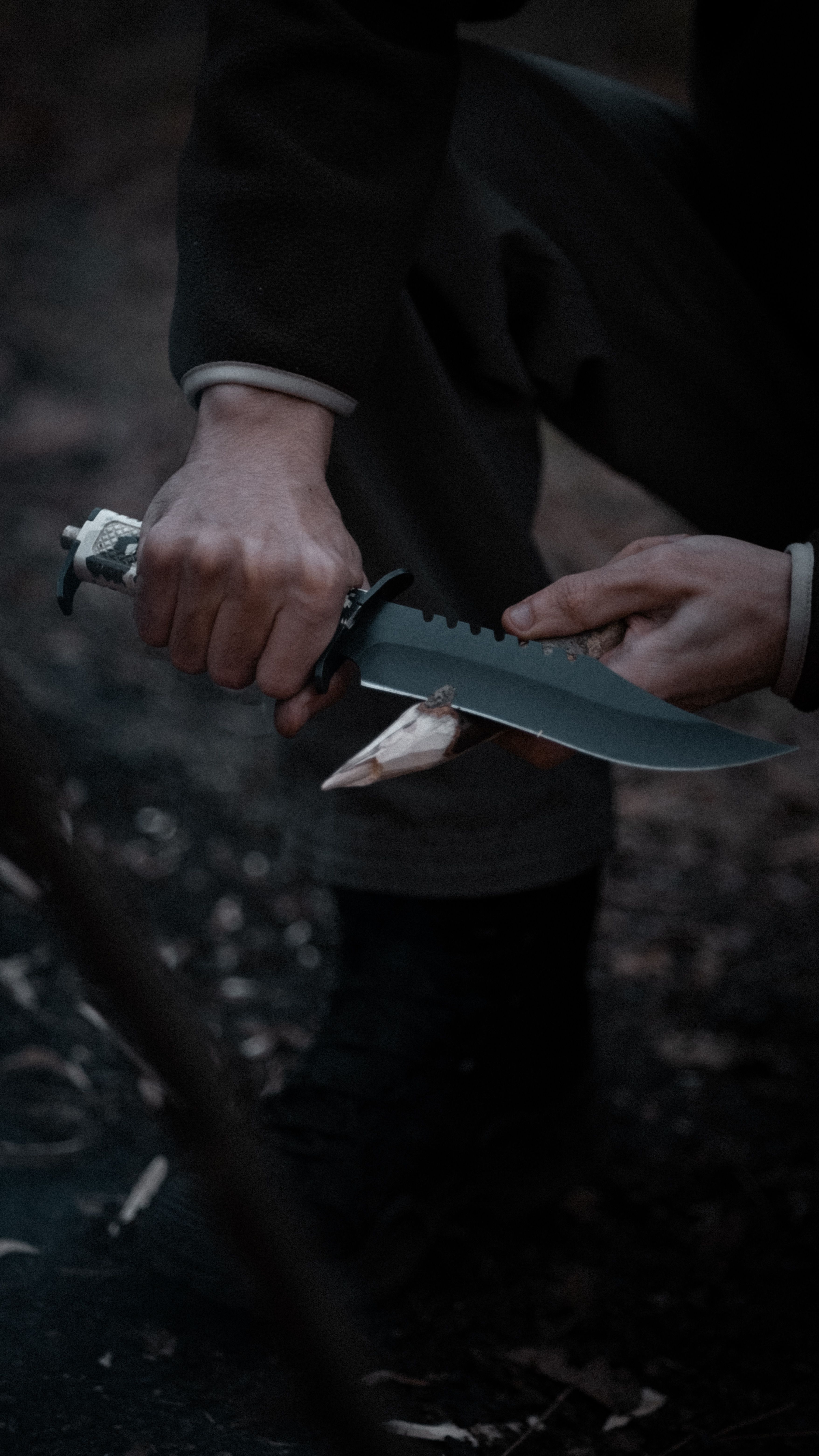 A person holding a knife in their hand · Free Stock Photo