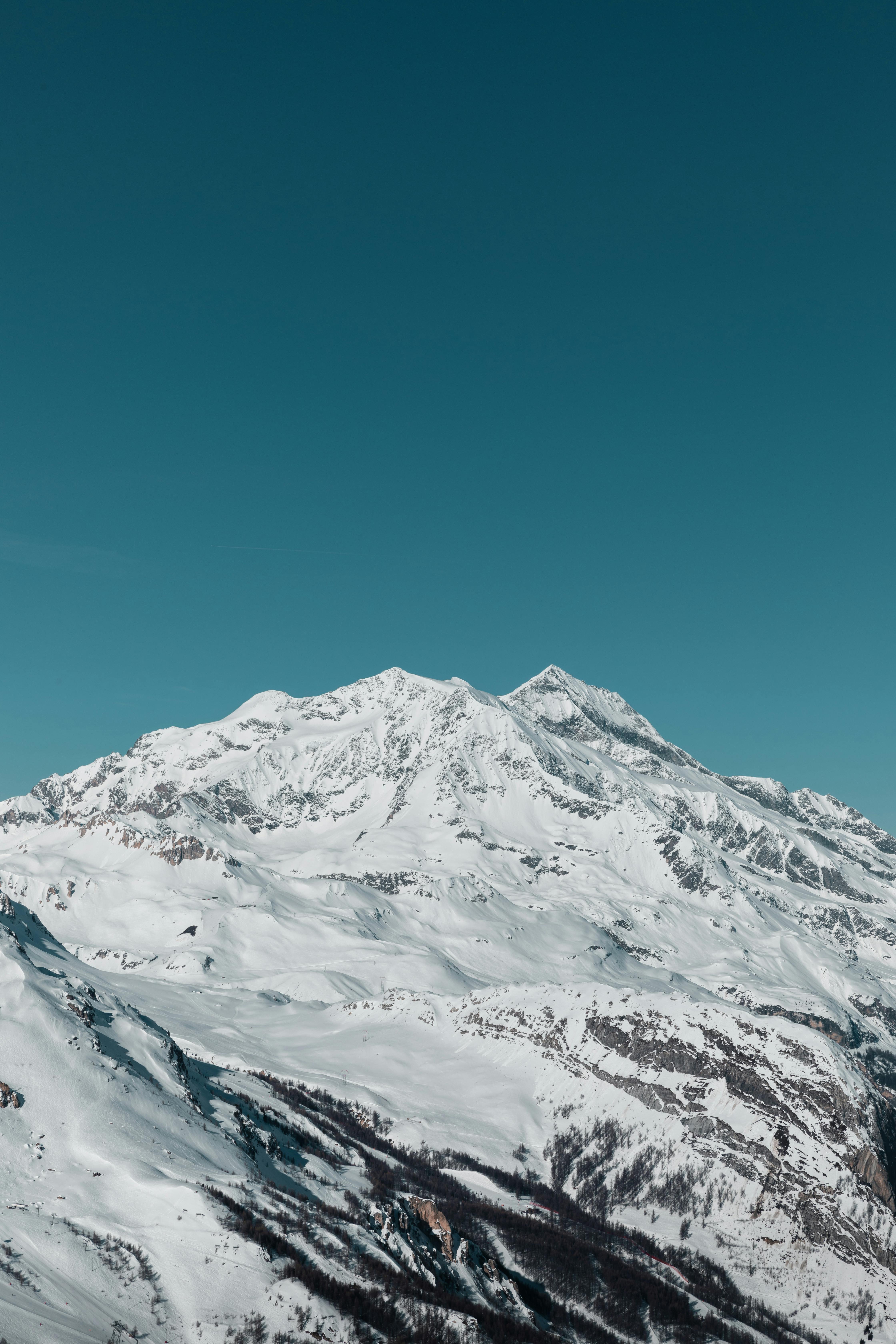 Breathtaking view of the snowy mountains in Val-d'Isère, ideal for winter adventures.