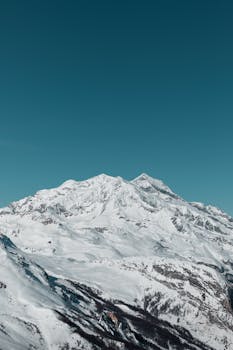 Breathtaking view of the snowy mountains in Val-d'Isère, ideal for winter adventures.