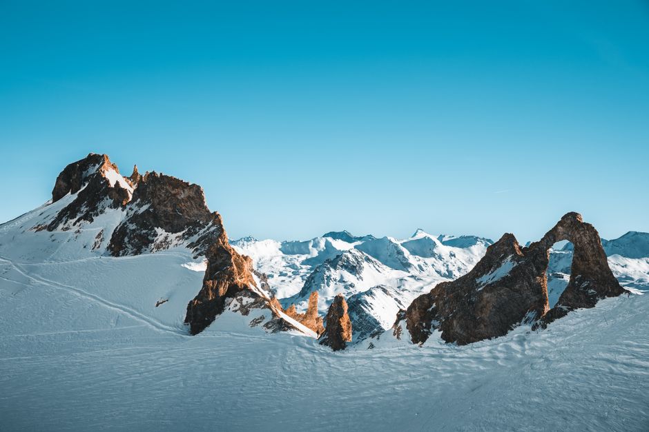 Skieur dans les montagnes enneigées de Val-d'Isère