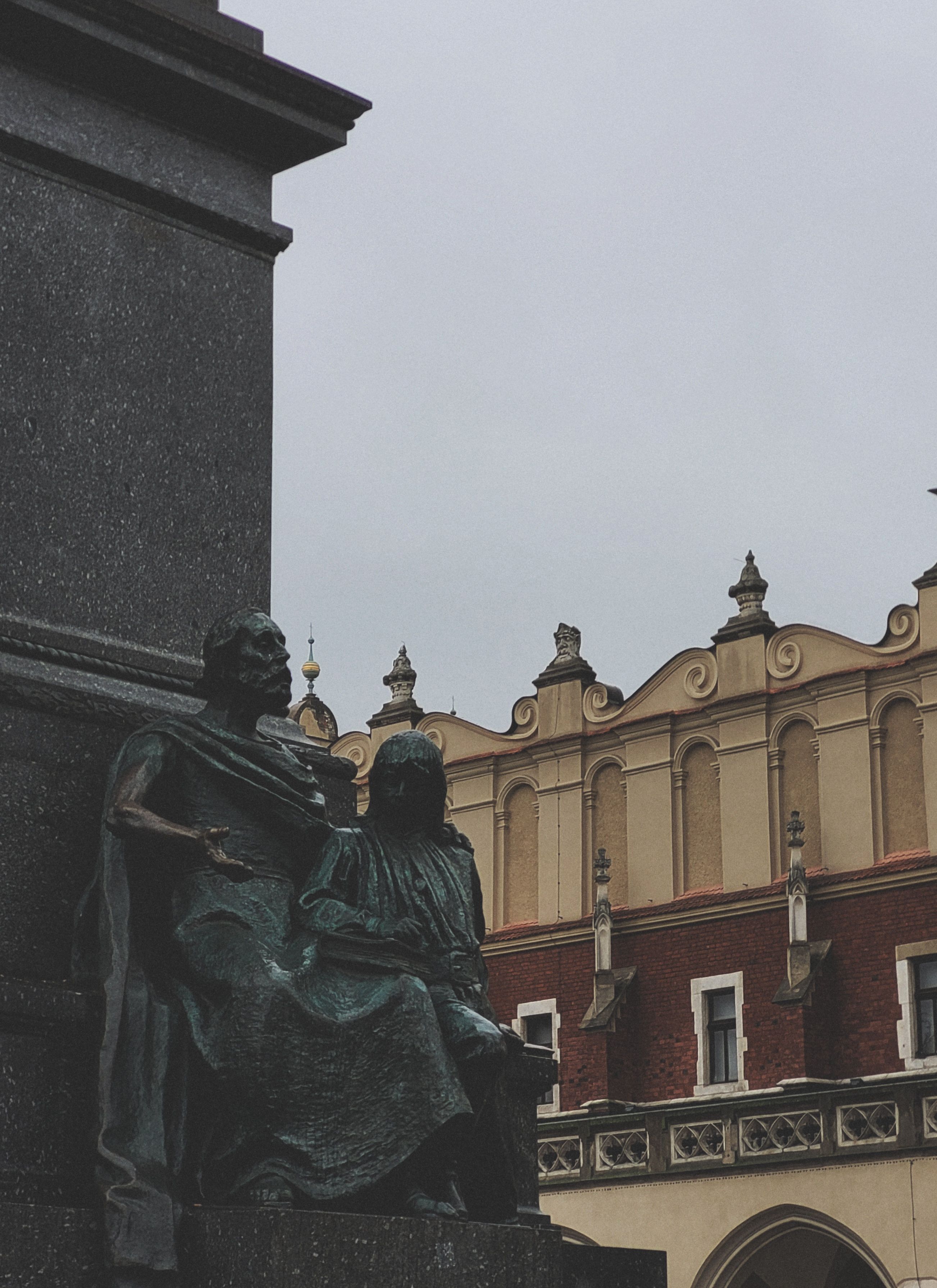 Centrul vechi al Cracoviei cu clădiri istorice și piață medievală